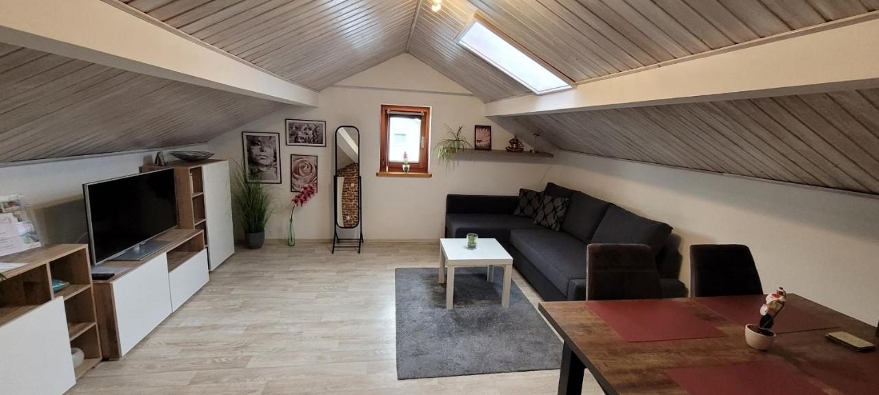 Kleine Gemuetliche Mansardenwohnung Im Suedosten Muenchens Assling Exterior photo